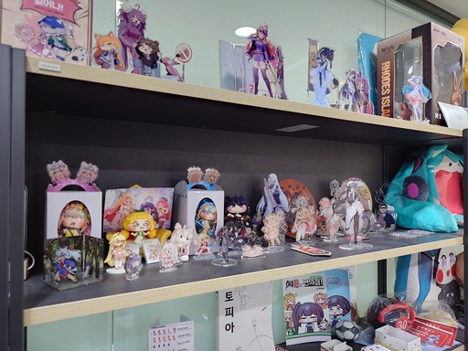 画像ギャラリー No.032のサムネイル画像 / 「トリッカル・もちもちほっペ大作戦」開発元のEPID Gamesを見学に韓国へ。同人グッズやミームに溢れるオタクカンパニー