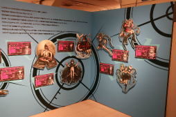 画像ギャラリー No.010のサムネイル画像 / 「ダンガンロンパ15周年記念展」が3月16日まで東京・上野にて開催中。シリーズならではのギミックが施された,ファン必見の展示が満載