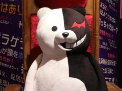 「ダンガンロンパ15周年記念展」が3月16日まで東京・上野にて開催中。シリーズならではのギミックが施された，ファン必見の展示が満載