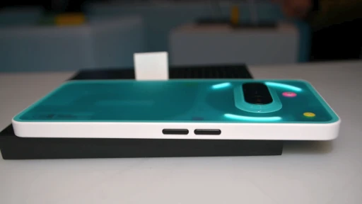 ���������꡼ No.009�Υ���ͥ������ / ��Phone (3a) Community Edition�פ�����Ϫ�ܤ��줿�ݥåץ��åץ��٥�Ȥ��ݡ��ȡ�90ǯ���Ⱦ�Υ����ൡ��פ碌��ǥ�����̥��