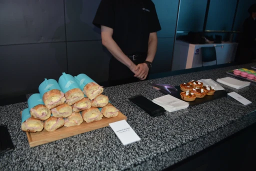 ���������꡼ No.019�Υ���ͥ������ / ��Phone (3a) Community Edition�פ�����Ϫ�ܤ��줿�ݥåץ��åץ��٥�Ȥ��ݡ��ȡ�90ǯ���Ⱦ�Υ����ൡ��פ碌��ǥ�����̥��