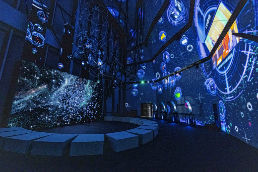 画像ギャラリー No.002のサムネイル画像 / 「攻殻機動隊展 Ghost and the Shell」内覧会レポート。アニメ全作品を横断的に網羅した見ごたえのある展覧会を,ARタチコマの解説付きで楽しめる