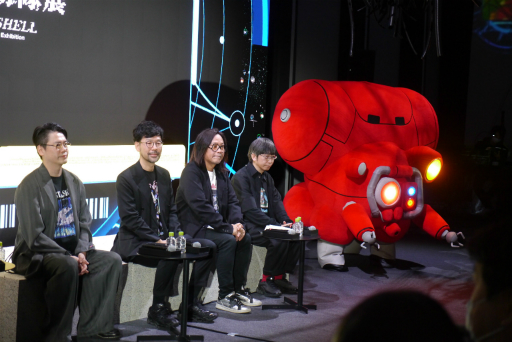 画像ギャラリー No.003のサムネイル画像 / 「攻殻機動隊展 Ghost and the Shell」内覧会レポート。アニメ全作品を横断的に網羅した見ごたえのある展覧会を,ARタチコマの解説付きで楽しめる