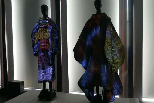 画像ギャラリー No.022のサムネイル画像 / 「攻殻機動隊展 Ghost and the Shell」内覧会レポート。アニメ全作品を横断的に網羅した見ごたえのある展覧会を,ARタチコマの解説付きで楽しめる