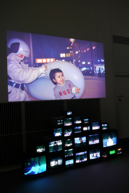 画像ギャラリー No.027のサムネイル画像 / 「攻殻機動隊展 Ghost and the Shell」内覧会レポート。アニメ全作品を横断的に網羅した見ごたえのある展覧会を,ARタチコマの解説付きで楽しめる