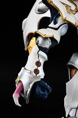 画像ギャラリー No.017のサムネイル画像 / ［レビュー］「METAL BUILD DRAGON SCALE サーバイン（白き秘宝）」ファンタジックで生体感のあるディテールが，唯一無二の存在感