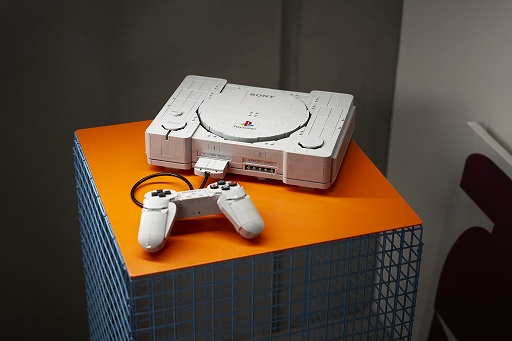 画像ギャラリー No.001のサムネイル画像 / 初代PlayStationをレゴで再現。「レゴ PlayStation」，10月4日に一般販売開始。「Open」や「Power」のボタンも実際に押せる