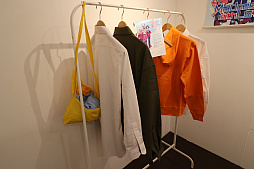 画像ギャラリー No.020のサムネイル画像 / じゃむさんっぽいど氏の個展「じゃむじゃむらんど-ひとり同人誌即売会」へ突撃! ゲームキャラの彼シャツを実際に嗅ぐ体験が新鮮すぎる