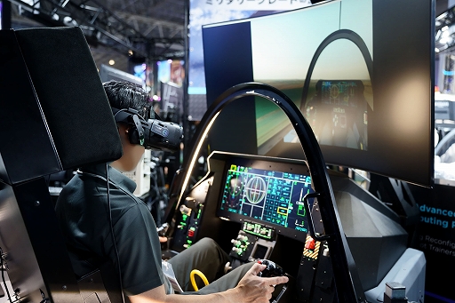 画像ギャラリー No.001のサムネイル画像 / 本格フライトシムは分かるけど，最新鋭「F-35」の軍用シミュレータがなぜ？ RAZBAM JAPANブースでは，憧れの空をちょっと身近に感じた［TGS2026］