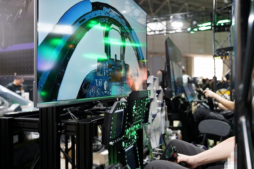 画像ギャラリー No.007のサムネイル画像 / 本格フライトシムは分かるけど，最新鋭「F-35」の軍用シミュレータがなぜ？ RAZBAM JAPANブースでは，憧れの空をちょっと身近に感じた［TGS2026］