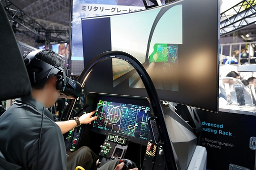 画像ギャラリー No.013のサムネイル画像 / 本格フライトシムは分かるけど，最新鋭「F-35」の軍用シミュレータがなぜ？ RAZBAM JAPANブースでは，憧れの空をちょっと身近に感じた［TGS2026］