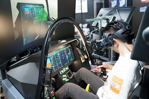 画像ギャラリー No.016のサムネイル画像 / 本格フライトシムは分かるけど，最新鋭「F-35」の軍用シミュレータがなぜ？ RAZBAM JAPANブースでは，憧れの空をちょっと身近に感じた［TGS2026］