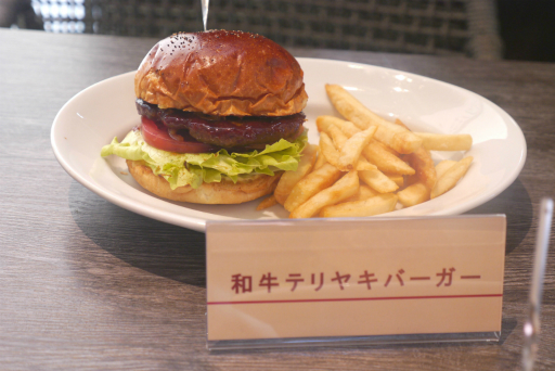 画像ギャラリー No.018のサムネイル画像 / モスプレミアムの店舗で謎解きゲームを楽しめる。イベント「モスプレミアムシアター 〜トラベリン家の言い伝え〜」先行体験レポート