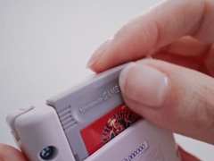 ゲームボーイ型の“さいせいマシン”で，初代ポケモン楽曲を聴こう！　「ポケモン赤・緑 GAME MUSIC COLLECTION」，2月28日に抽選販売をスタート