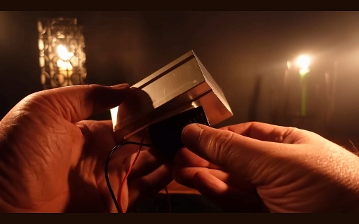 画像ギャラリー No.004のサムネイル画像 / ろうそくの炎でゲームボーイをプレイ。太陽電池では出力が足りない中，果たしてどのような方法が考案されたのか