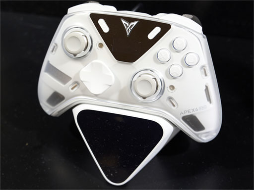 画像ギャラリー No.001のサムネイル画像 / Flydigiが最新ゲームパッド「APEX 6」シリーズを展示。綾波レイやゼンゼロなどとのコラボモデルも展開［TGS2026］