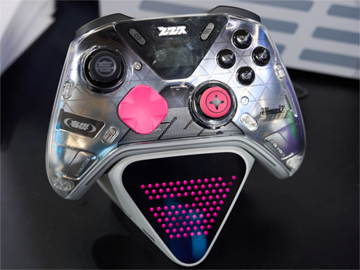 画像ギャラリー No.009のサムネイル画像 / Flydigiが最新ゲームパッド「APEX 6」シリーズを展示。綾波レイやゼンゼロなどとのコラボモデルも展開［TGS2026］