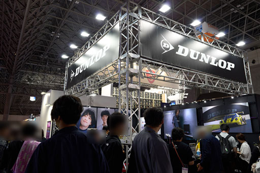 画像ギャラリー No.001のサムネイル画像 / DUNLOPがeモータースポーツ向け製品を参考出展。eスポーツ向け製品ブランド「GAMING MUSCLE」をアピール［TGS2026］