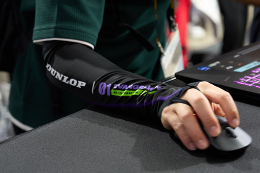 画像ギャラリー No.002のサムネイル画像 / DUNLOPがeモータースポーツ向け製品を参考出展。eスポーツ向け製品ブランド「GAMING MUSCLE」をアピール［TGS2026］
