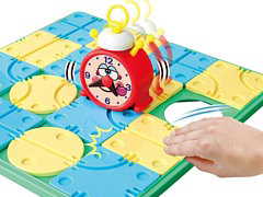 昭和を代表する名作玩具「チクタクバンバン」が「令和進化版」で復刻。協力モードと，2つの回転パネルを追加し，戦略性と難度が向上